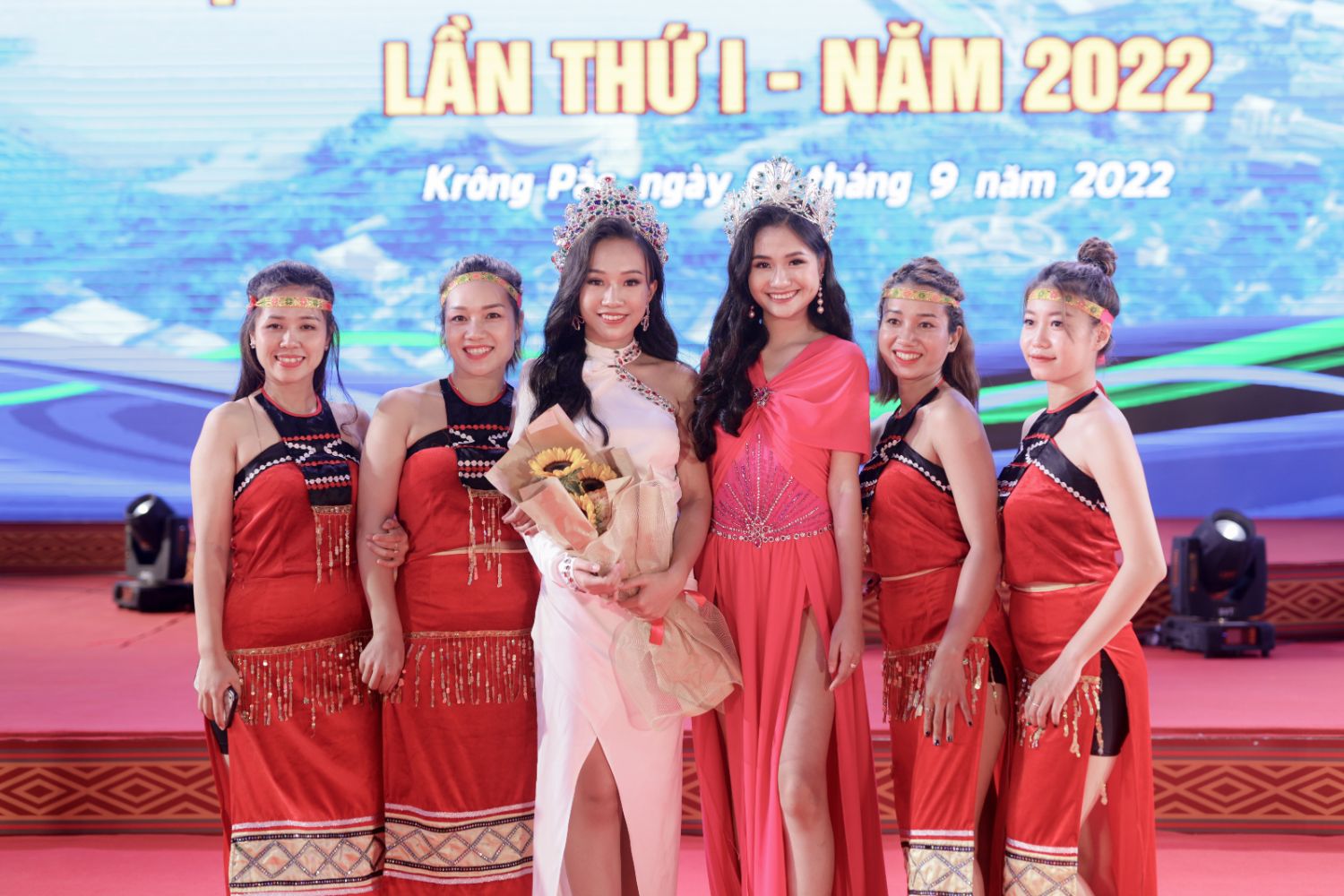 Hoa hậu môi trường Việt Nam Nguyễn Thanh Hà quảng bá cho lễ hội sầu riêng - Ảnh 2.