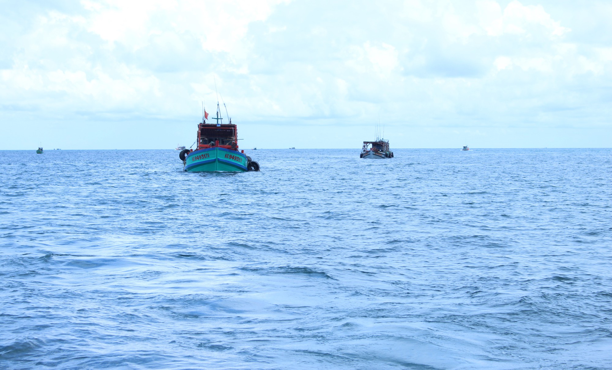 Cảnh sát biển bắt giữ 2 tàu chở 75.000 lít dầu không giấy tờ hợp pháp - Ảnh 1.