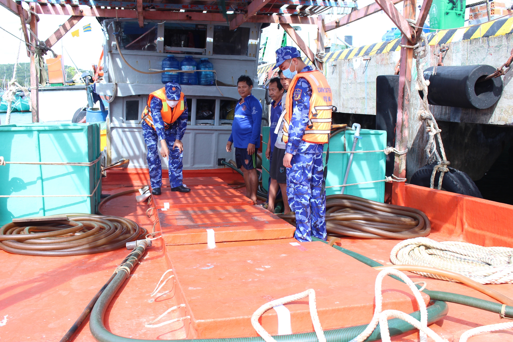 Cảnh sát biển bắt giữ 2 tàu chở 75.000 lít dầu không giấy tờ hợp pháp - Ảnh 4.
