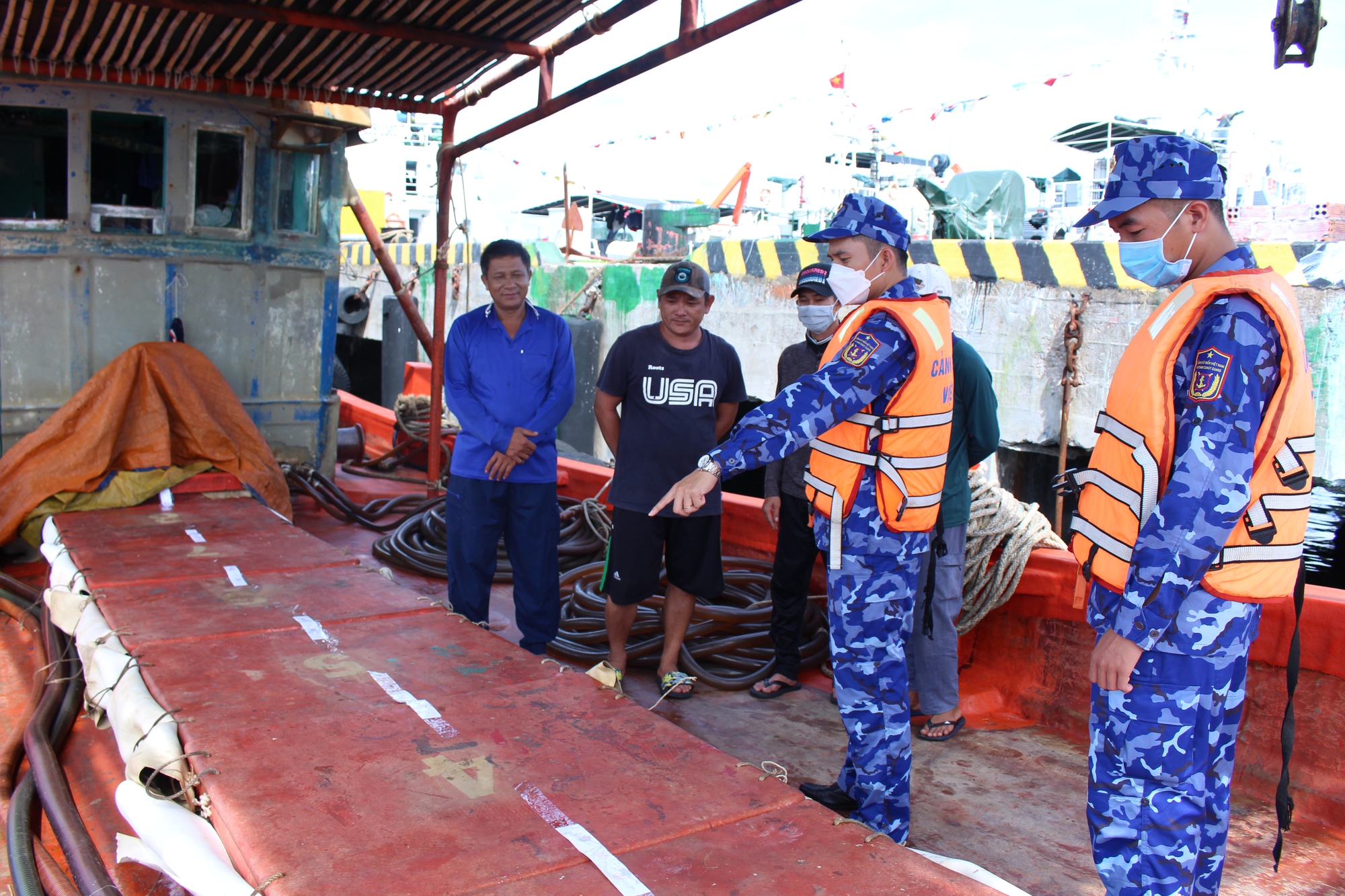 Cảnh sát biển bắt giữ 2 tàu chở 75.000 lít dầu không giấy tờ hợp pháp - Ảnh 5.