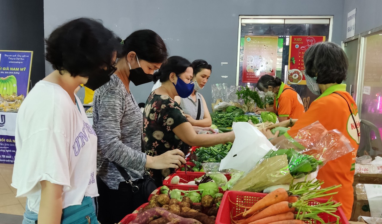 TP HCM: Khách nườm nượp đến siêu thị săn hàng khuyến mãi - Ảnh 4.