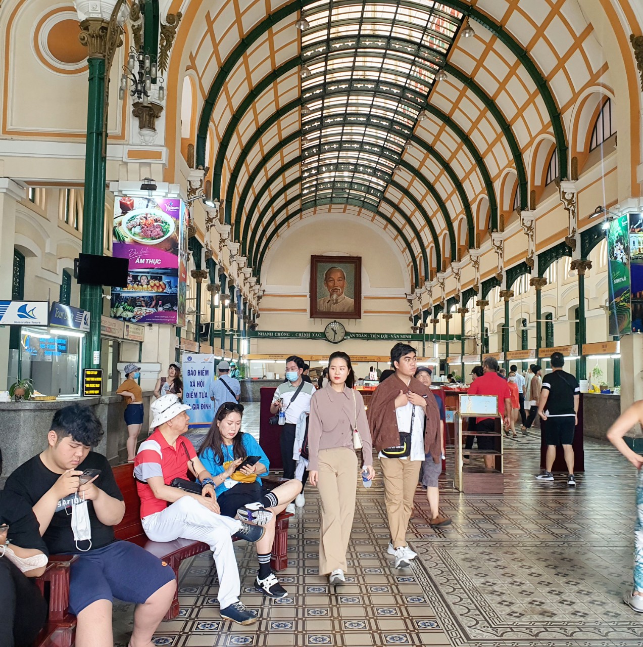 Dịp 2-9: Chật kín khách du lịch đi city tour, điểm vui chơi ở TP HCM - Ảnh 2.