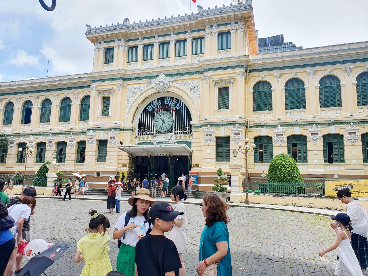 Dịp 2-9: Chật kín khách du lịch đi city tour, điểm vui chơi ở TP HCM - Ảnh 1.