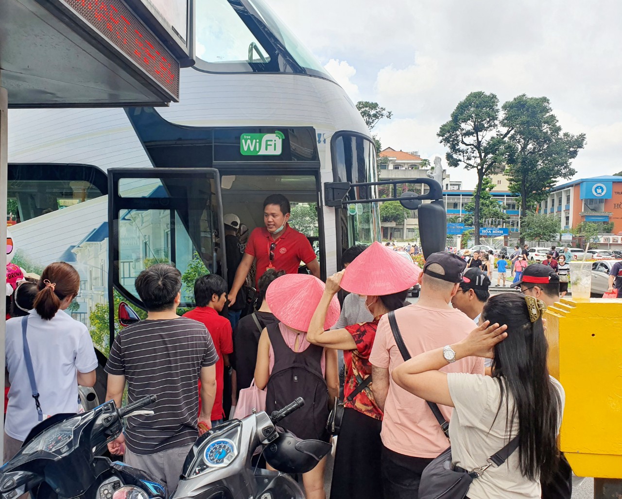 Dịp 2-9: Chật kín khách du lịch đi city tour, điểm vui chơi ở TP HCM - Ảnh 4.