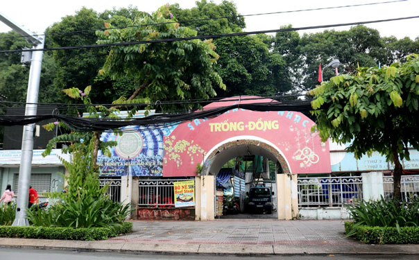 5-San-khau-trong-dong