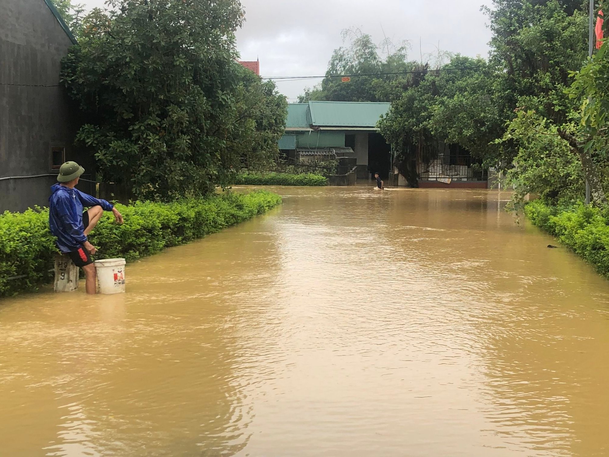 Hà Tĩnh: Mưa lớn gây ngập quốc lộ 1, lực lượng chức năng buộc phải cấm đường - Ảnh 9.