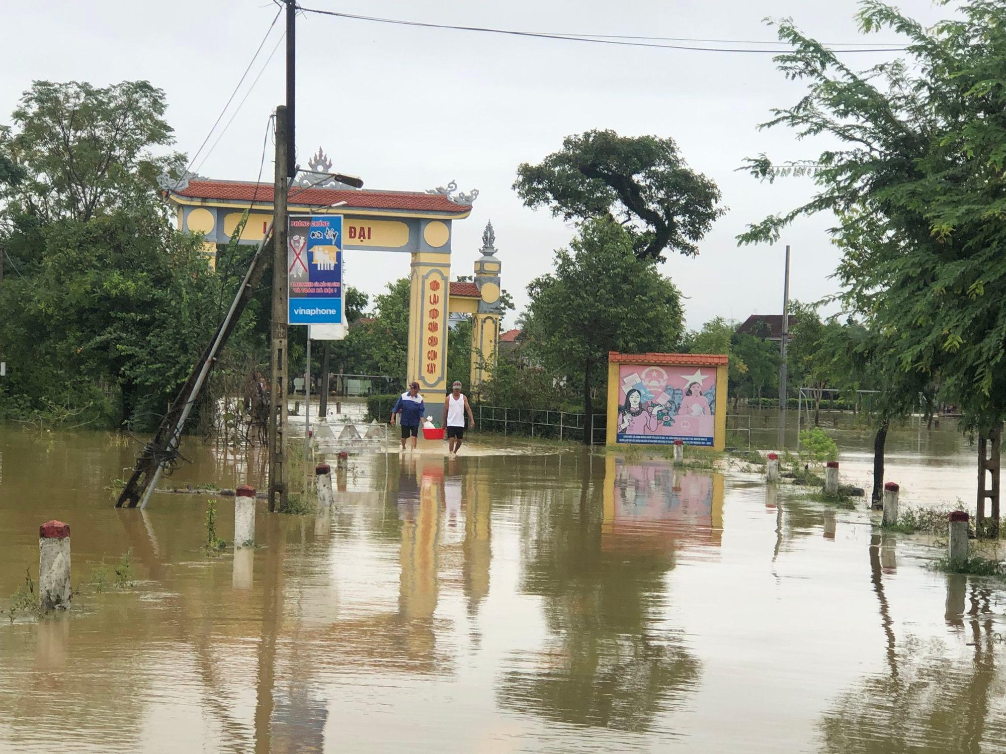 Hà Tĩnh: Mưa lớn gây ngập quốc lộ 1, lực lượng chức năng buộc phải cấm đường - Ảnh 8.