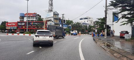 Hà Tĩnh: Mưa lớn gây ngập quốc lộ 1, lực lượng chức năng buộc phải cấm đường - Ảnh 3.
