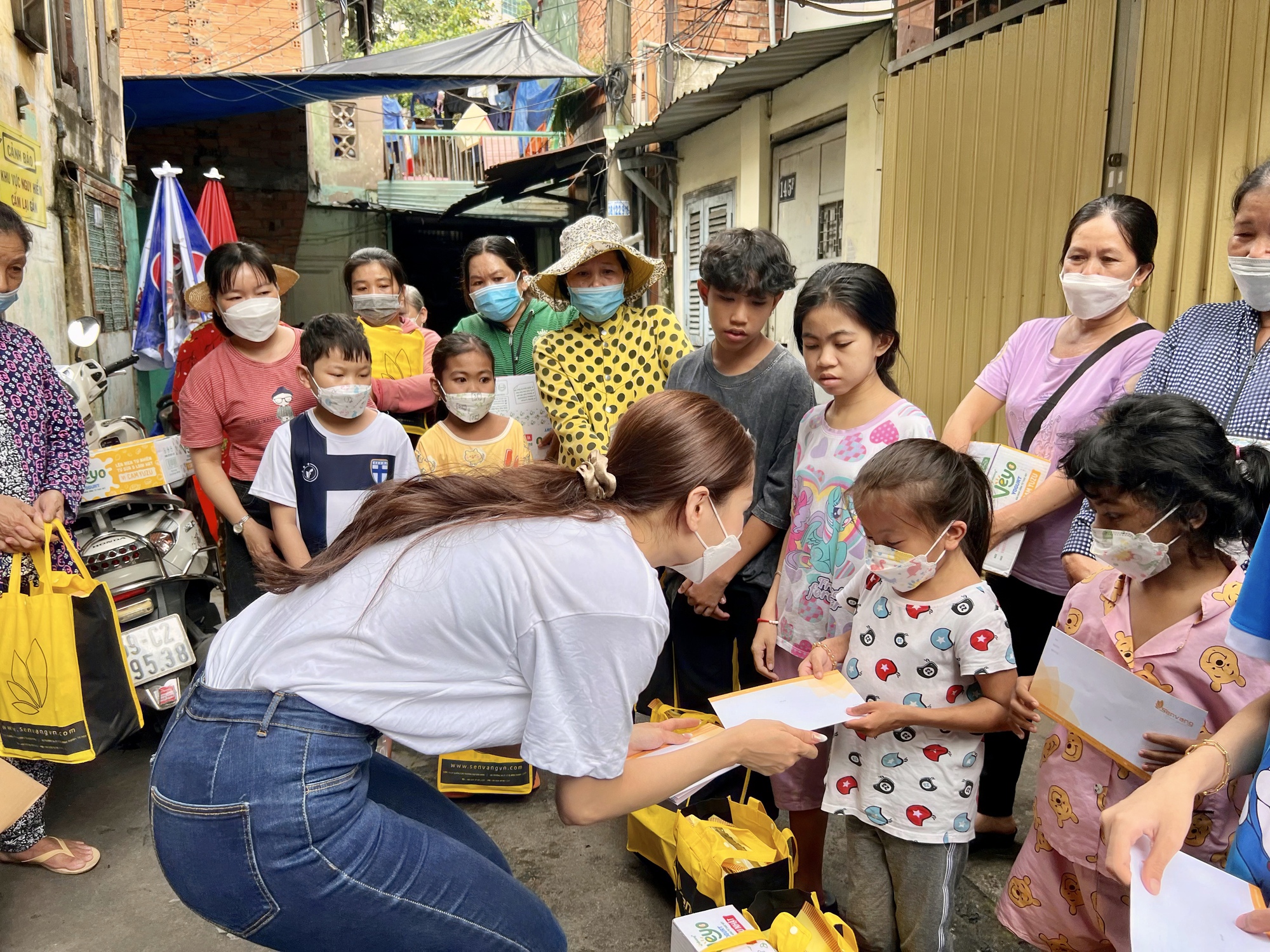 Hoa hậu Khánh Vân tự tay làm bánh sinh nhật tặng mẹ  Phụ Nữ Ngày Nay