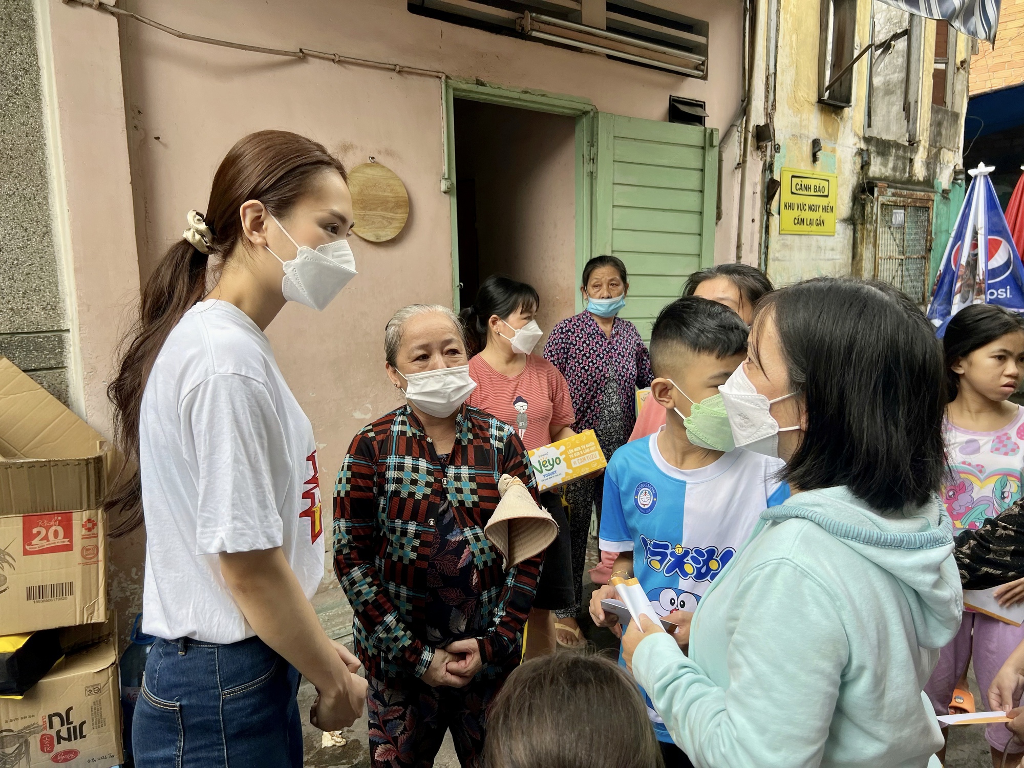 Hoa hậu Mai Phương làm điều ý nghĩa trong ngày sinh nhật - Ảnh 2.