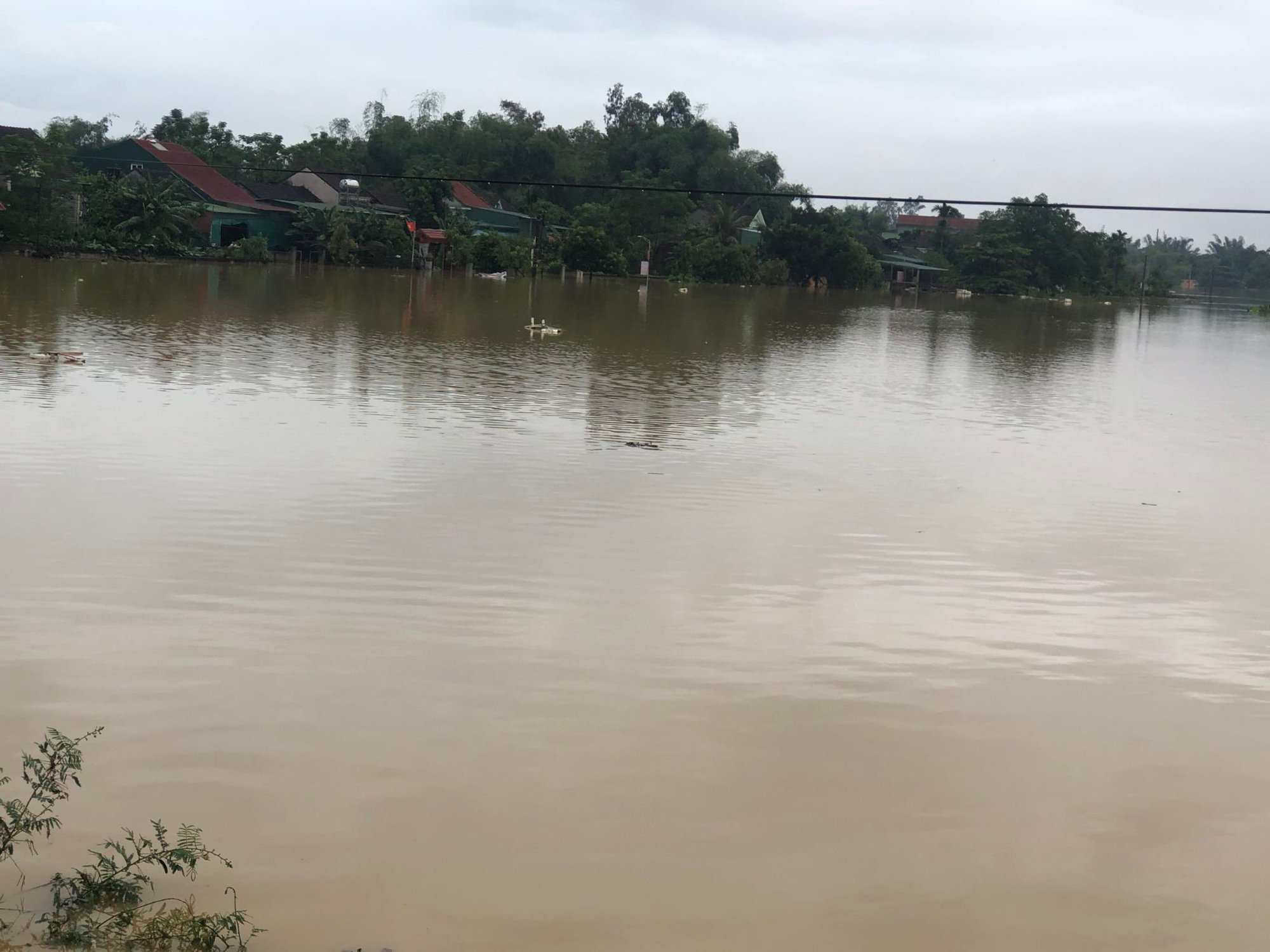 Hà Tĩnh: Mưa lớn gây ngập quốc lộ 1, lực lượng chức năng buộc phải cấm đường - Ảnh 6.