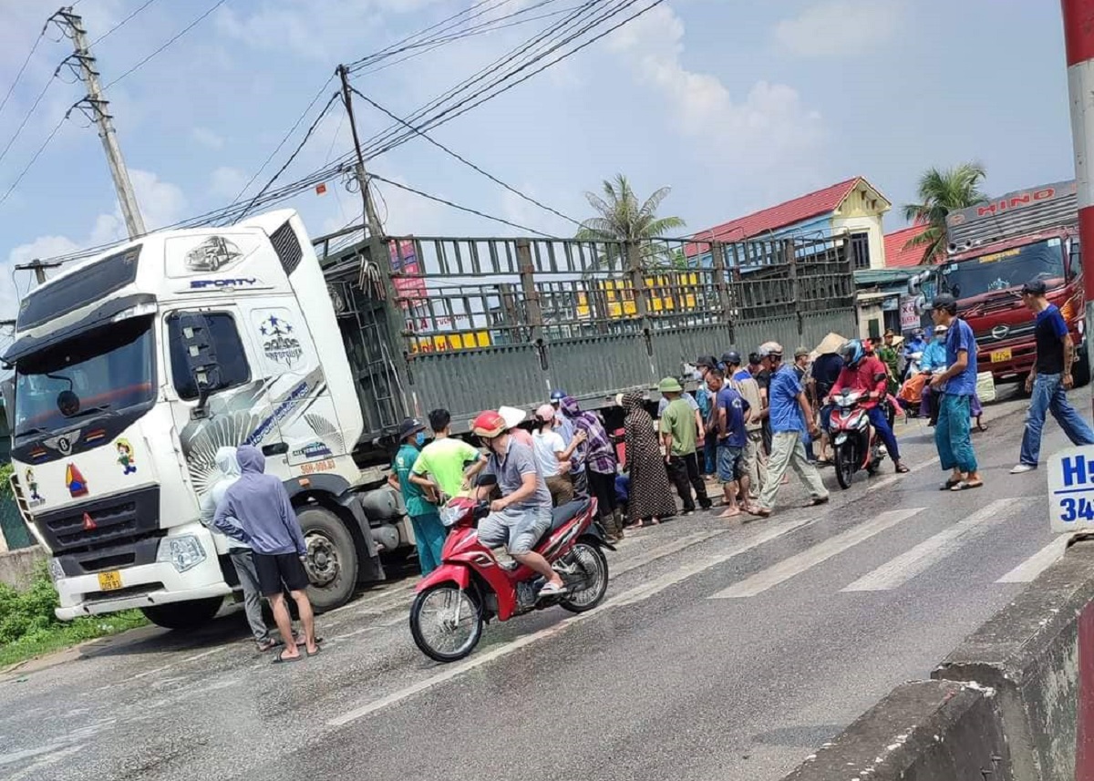 Va chạm ôtô con ngã ra đường, người đàn ông bị xe đầu kéo cán tử vong - Ảnh 1. Va chạm ôtô con ngã ra đường, người đàn ông bị xe đầu kéo cán tử vong - Ảnh 1.