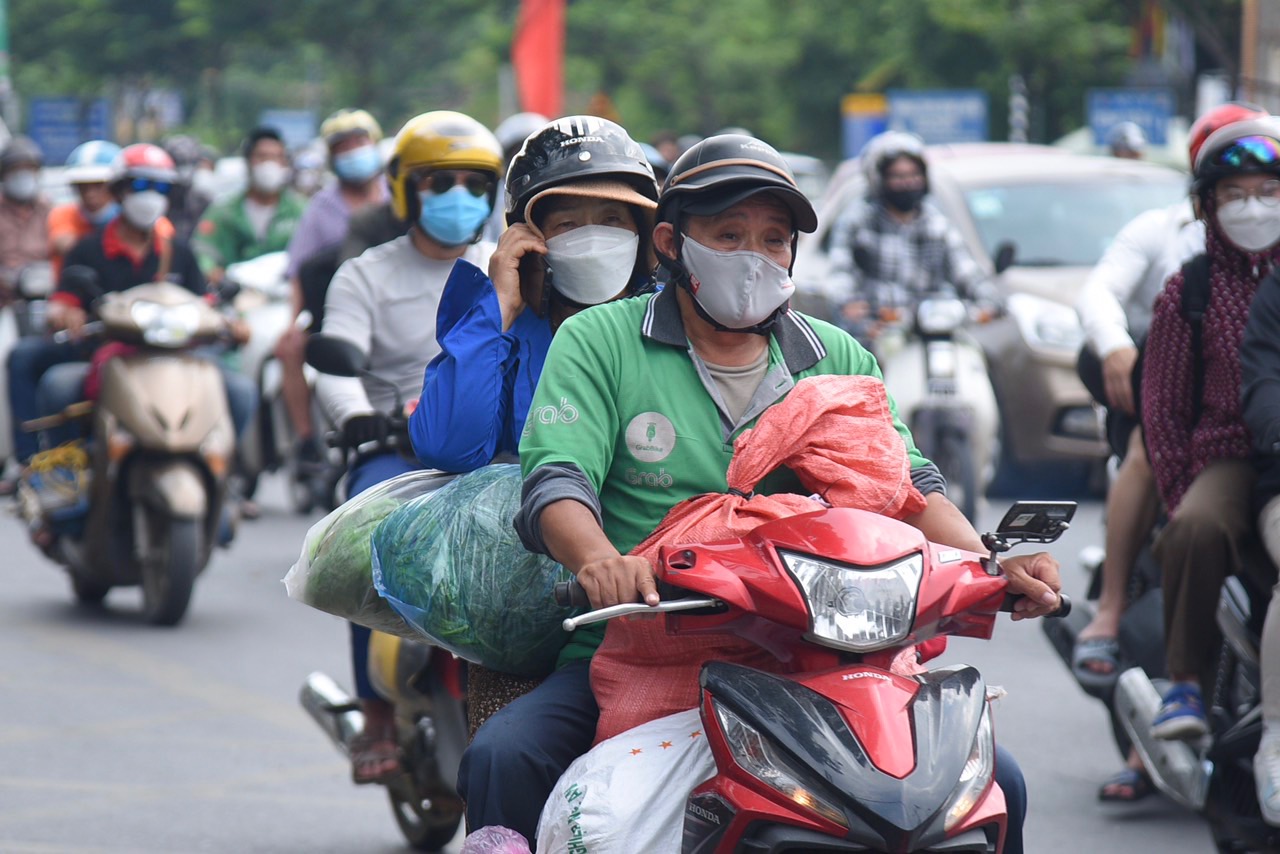 Người dân trở lại Thủ đô, cửa ngõ phía Nam ùn tắc hàng km - Ảnh 13.