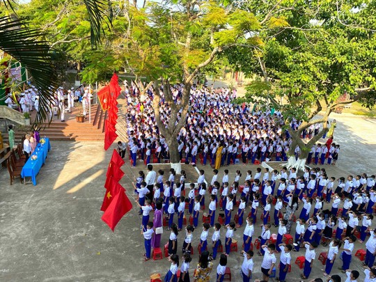 Miền Trung: Xúc động hình ảnh khai giảng đầu năm học mới tại vùng cao - Ảnh 24.