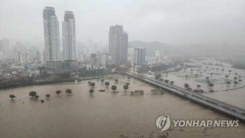 Vừa rời Hàn Quốc, siêu bão Hinnamnor quật ngược lại Nhật Bản - Ảnh 5.