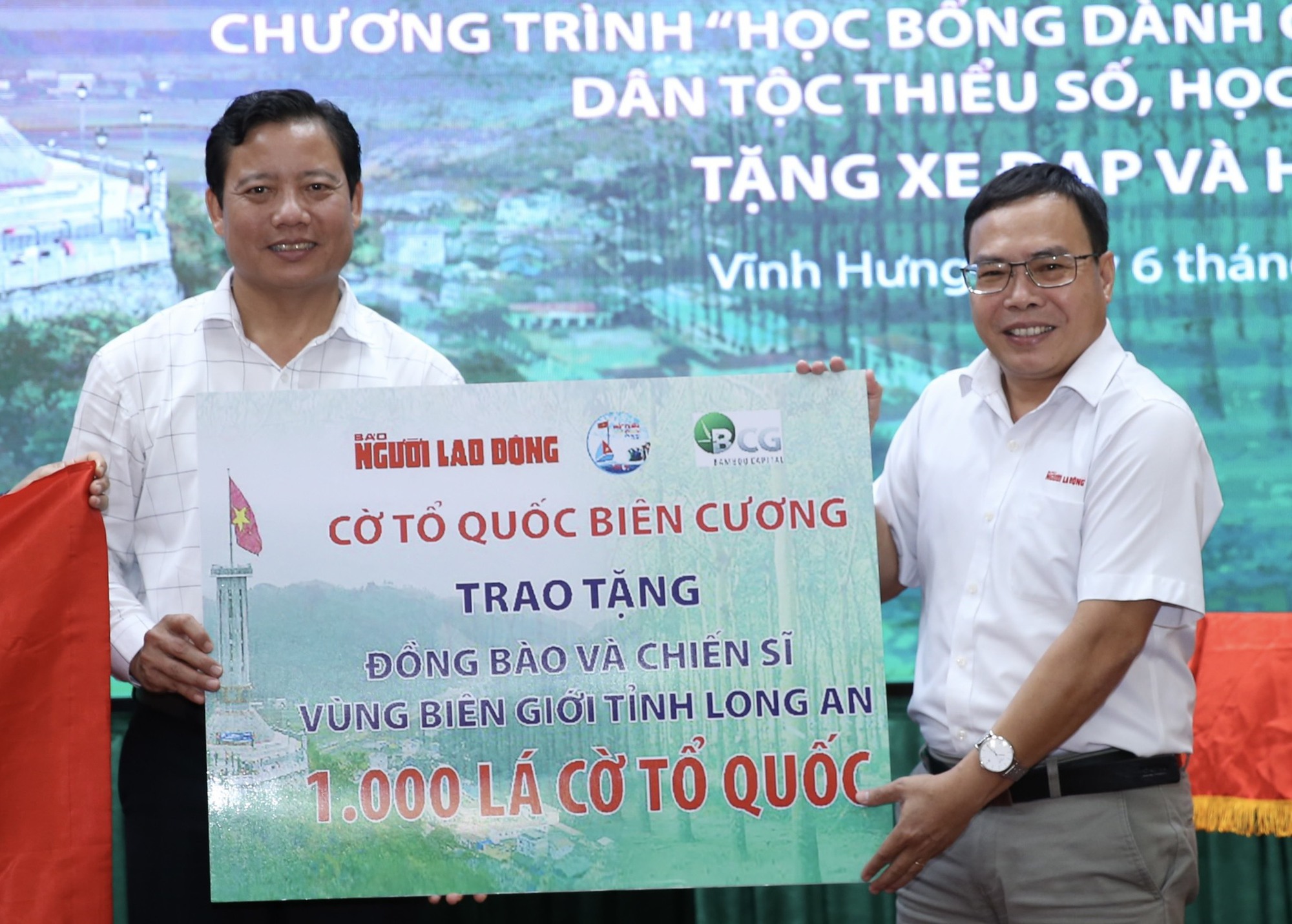 Vùng biên giới vui mừng đón nhận cờ Tổ quốc, học bổng và nhiều phần quà - Ảnh 5.