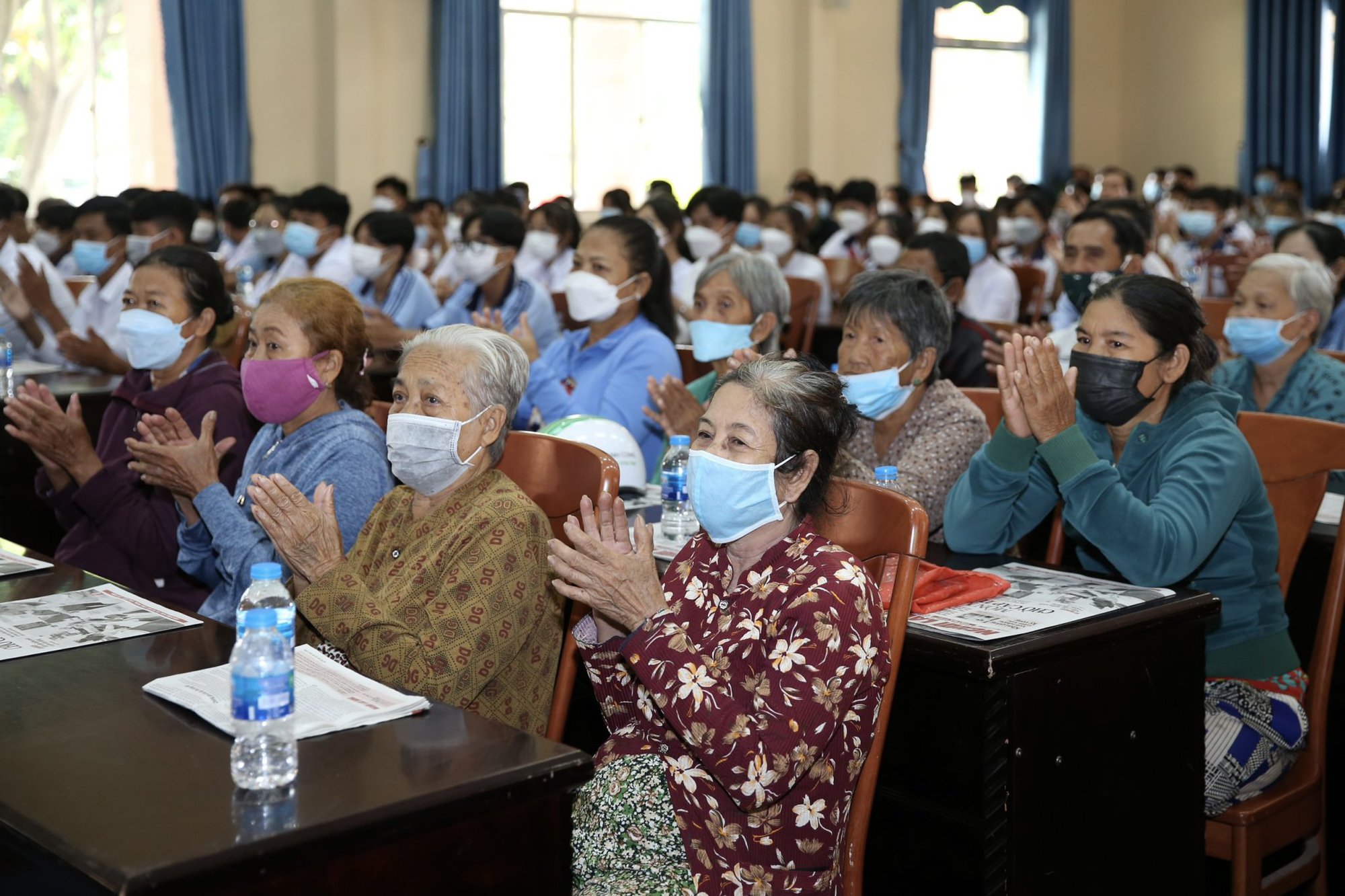 Vùng biên giới vui mừng đón nhận cờ Tổ quốc, học bổng và nhiều phần quà - Ảnh 9.