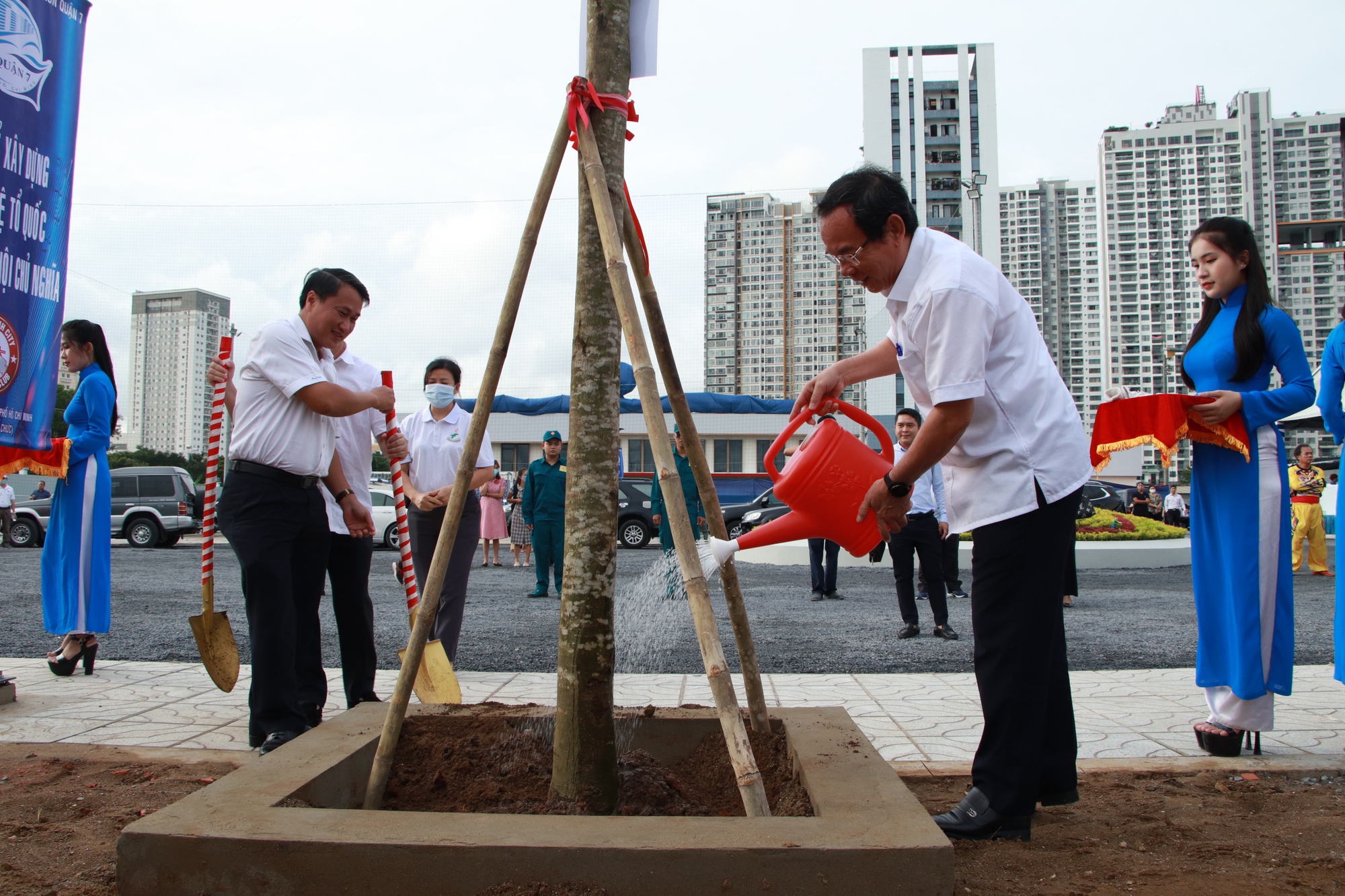 TPHCM: Bí thư Nguyễn Văn Nên phát động Lễ trồng cây, xem đá bóng ở quận 7 - Ảnh 2.