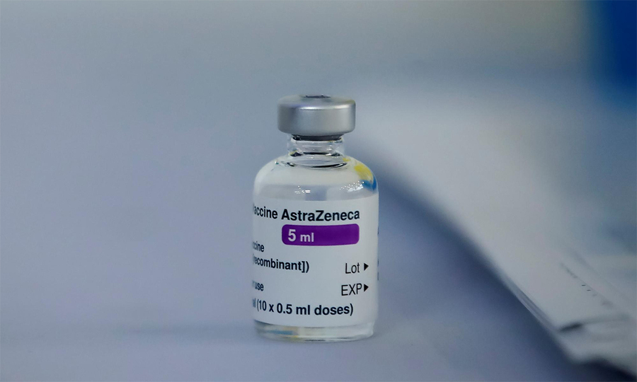 Mũi nhắc lại của vắc-xin AstraZeneca có khả năng bảo vệ trước biến thể Omicron - Ảnh 1.