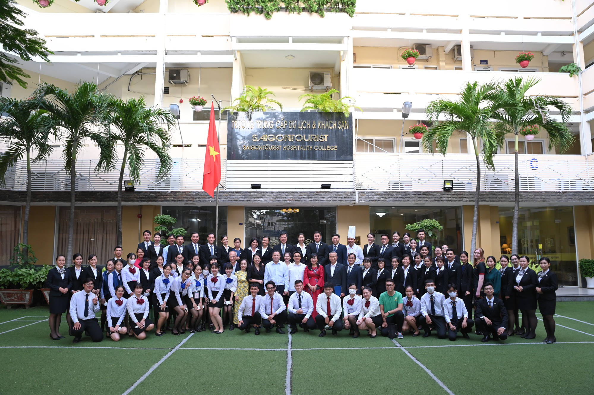 Phó Thủ tướng Vũ Đức Đam thăm, làm việc tại Trường Trung cấp Du lịch và Khách sạn Saigontourist - Ảnh 5.