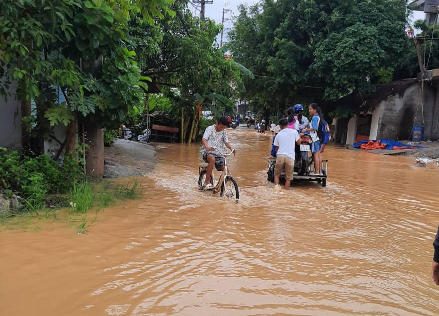 Dân ngoại thành Hà Nội chạy lũ trong đêm, huy động bộ đội hỗ trợ - Ảnh 1. Dân ngoại thành Hà Nội chạy lũ trong đêm, huy động bộ đội hỗ trợ - Ảnh 1.