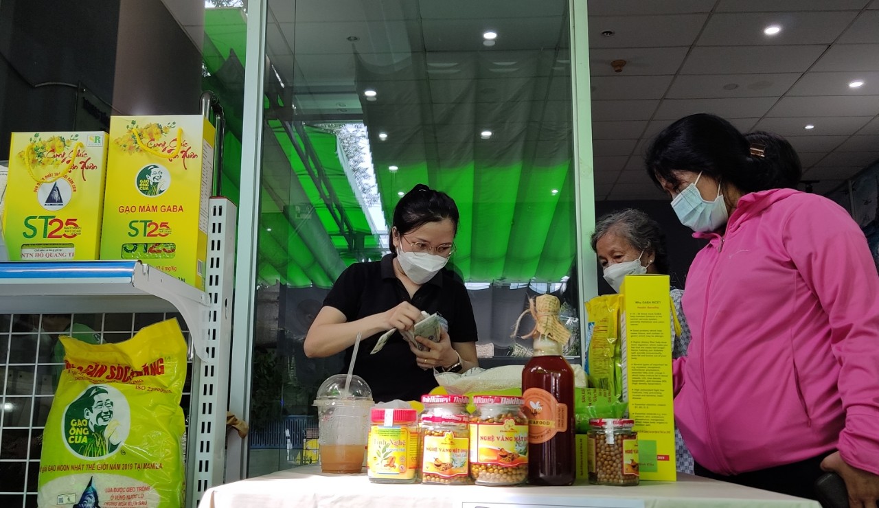 Ông Cua bán gạo ST25 sang Anh - Ảnh 2. Ông Cua bán gạo ST25 sang Anh - Ảnh 2.
