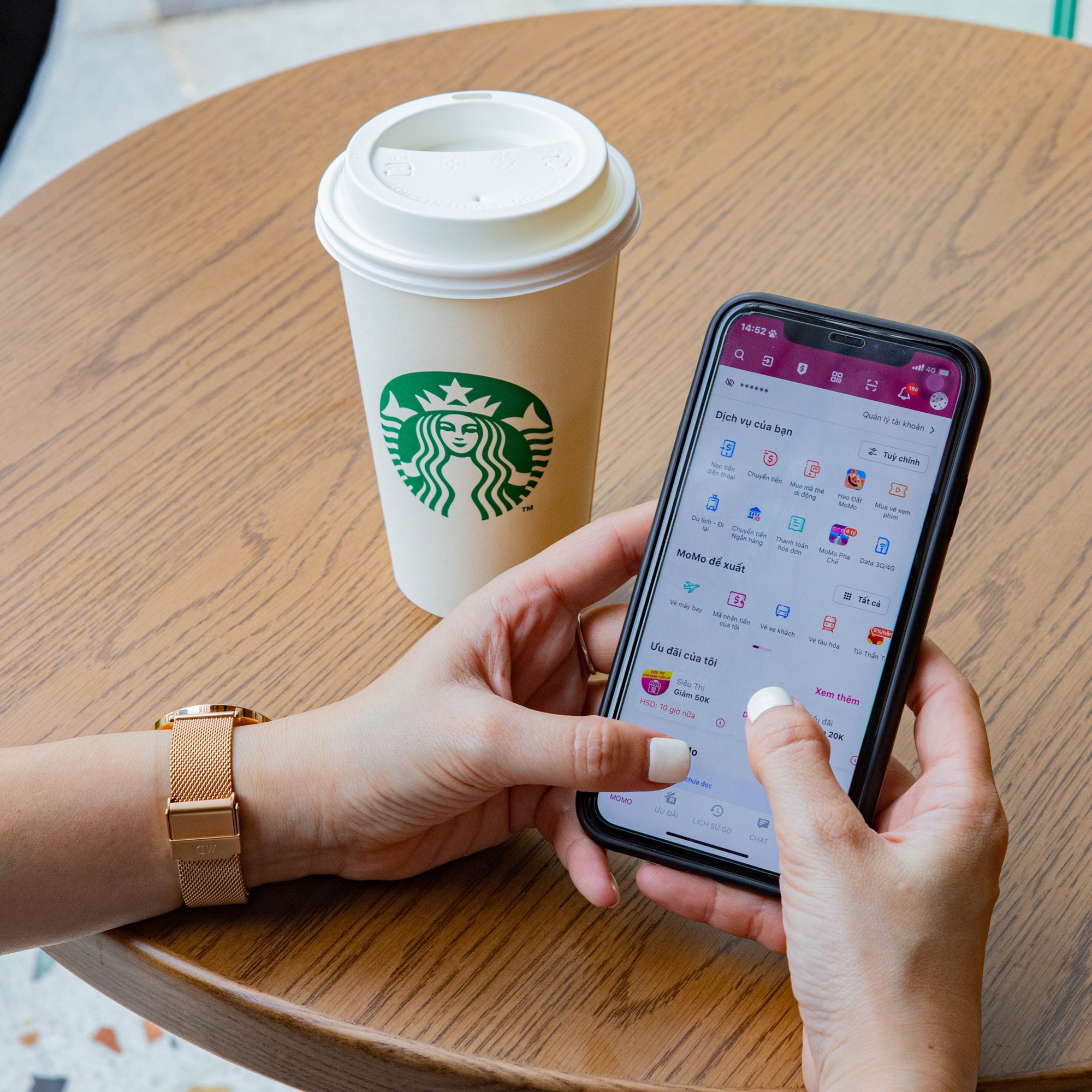 MoMo là ví điện tử đầu tiên tích hợp thanh toán tại chuỗi Starbucks Vietnam