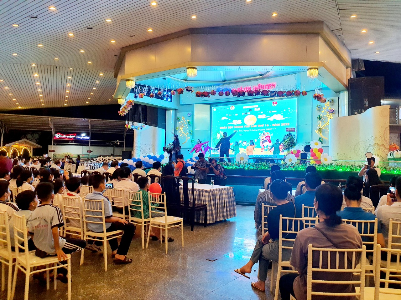 500 trẻ em mồ côi do đại dịch Covid-19 đón trung thu đặc biệt - Ảnh 2.