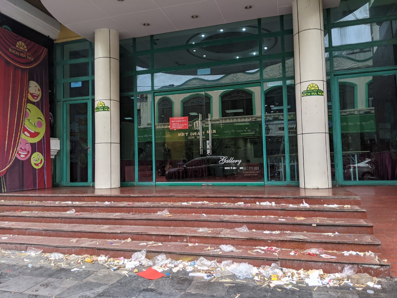 Nhà hát kịch trên phố kim cương Tràng Tiền ngay trung tâm Thủ đô thành bãi rác mà không ai dọn - Ảnh 4.