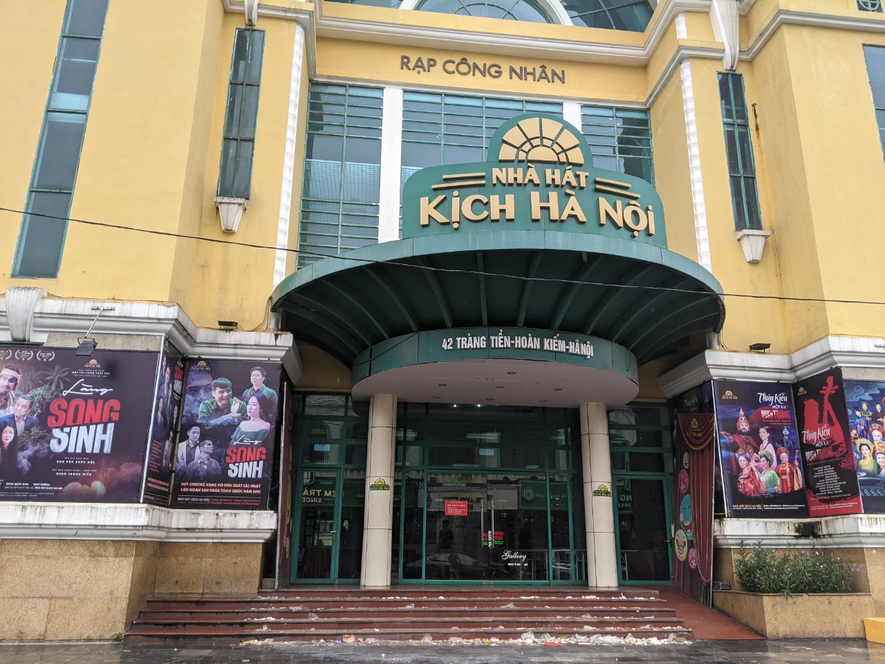 Nhà hát kịch trên phố kim cương Tràng Tiền ngay trung tâm Thủ đô thành bãi rác mà không ai dọn - Ảnh 2. Nhà hát kịch trên phố kim cương Tràng Tiền ngay trung tâm Thủ đô thành bãi rác mà không ai dọn - Ảnh 2.