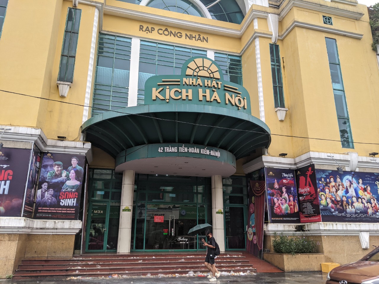 Nhà hát kịch trên phố kim cương Tràng Tiền ngay trung tâm Thủ đô thành bãi rác mà không ai dọn - Ảnh 1. Nhà hát kịch trên phố kim cương Tràng Tiền ngay trung tâm Thủ đô thành bãi rác mà không ai dọn - Ảnh 1.
