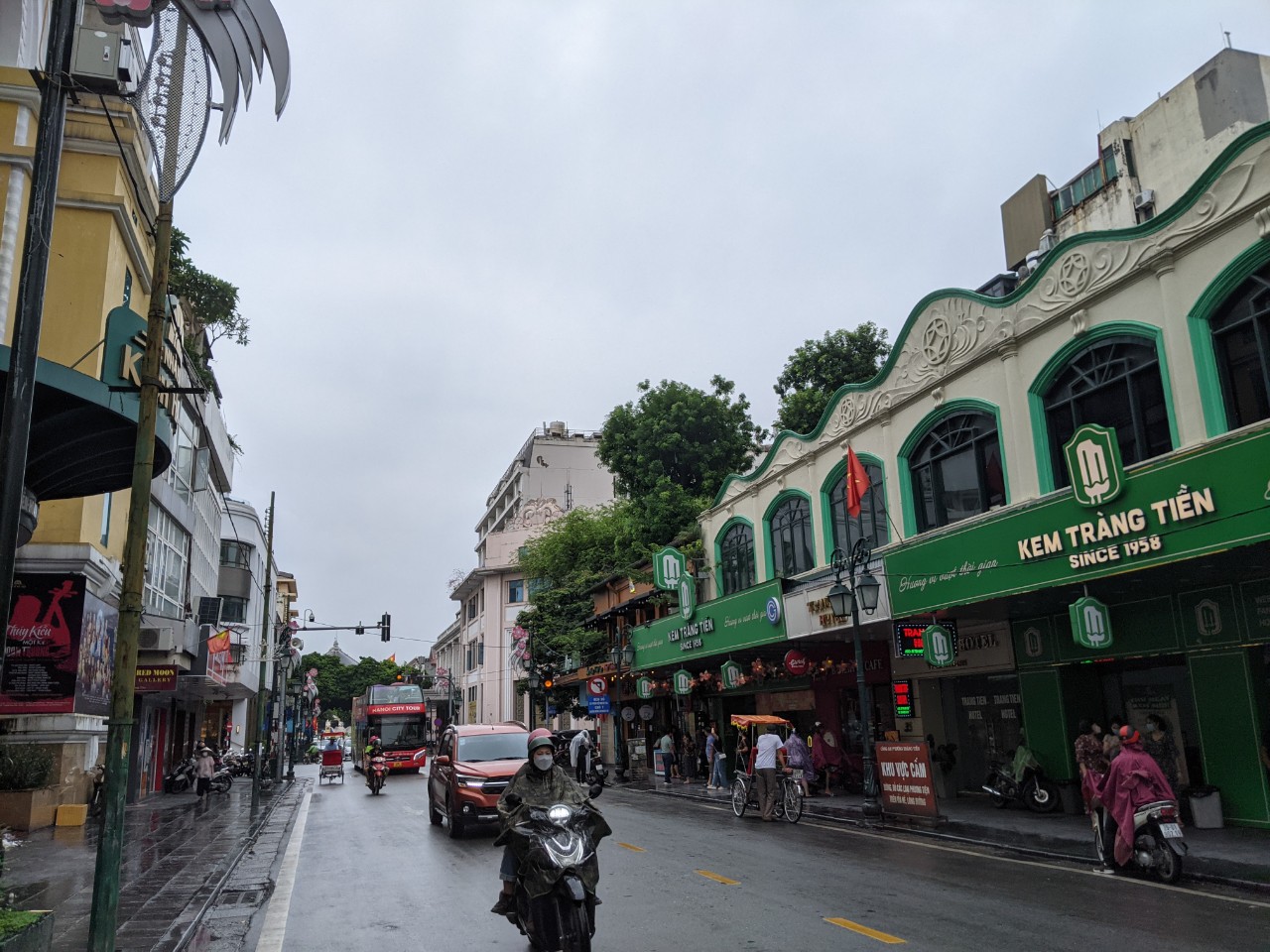 Nhà hát kịch trên phố kim cương Tràng Tiền ngay trung tâm Thủ đô thành bãi rác mà không ai dọn - Ảnh 6. Nhà hát kịch trên phố kim cương Tràng Tiền ngay trung tâm Thủ đô thành bãi rác mà không ai dọn - Ảnh 6.