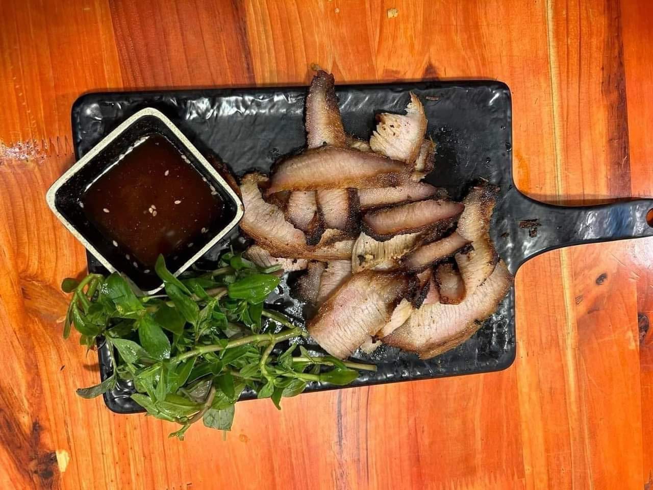 Chủ quán “chặt chém” khách du lịch đĩa thịt lợn 495.000 đồng, đĩa cơm gà 199.000 đồng - Ảnh 1. Chủ quán “chặt chém” khách du lịch đĩa thịt lợn 495.000 đồng, đĩa cơm gà 199.000 đồng - Ảnh 1.