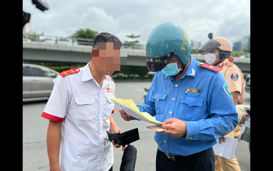 Bất ngờ kết quả kiểm tra xe dừng đỗ bát nháo quanh sân bay Tân Sơn Nhất - Ảnh 5.