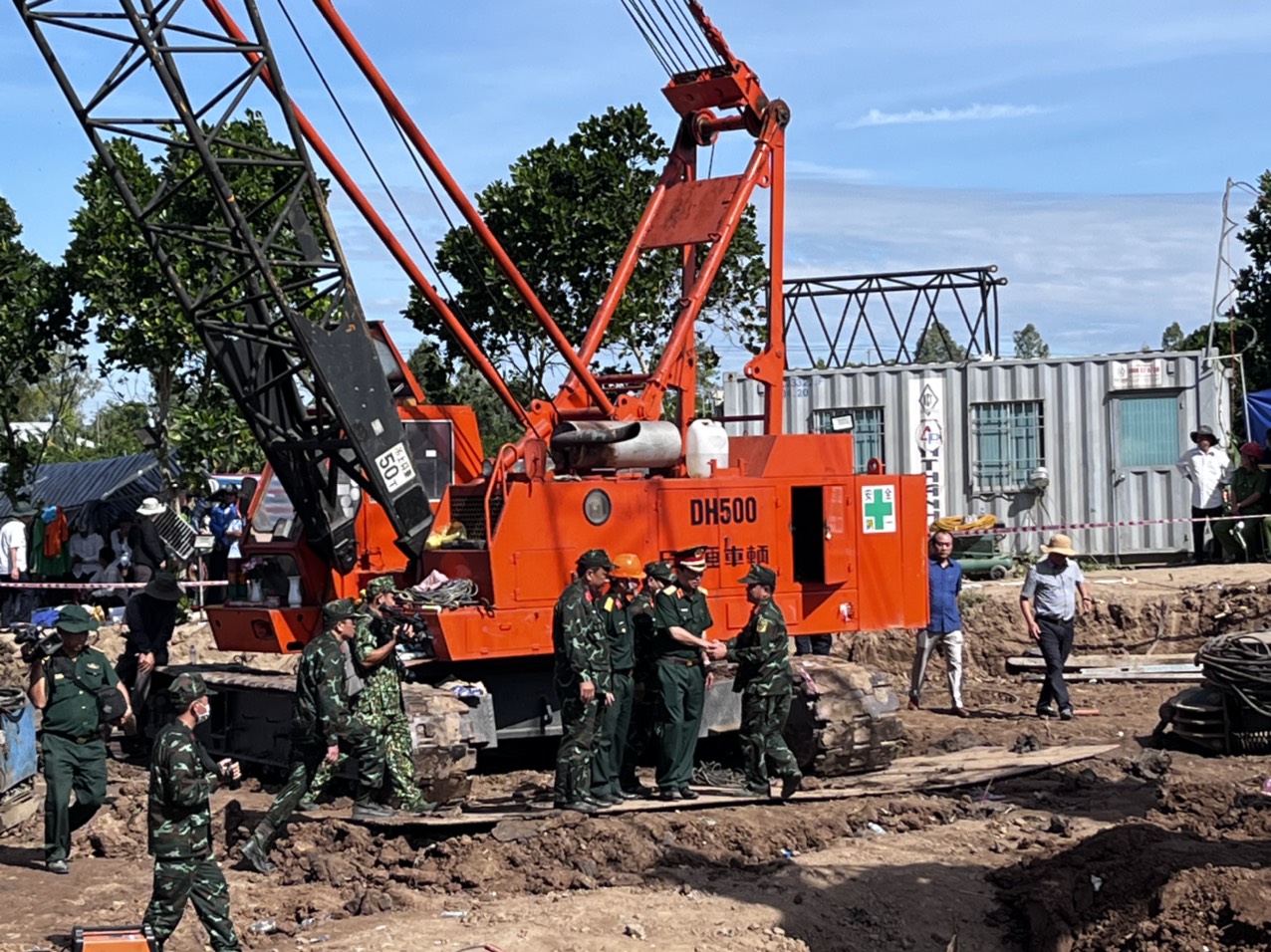 CHÙM ẢNH: 11 ngày đêm nỗ lực đưa bé trai lọt vào trụ bê-tông sâu 35m lên mặt đất - Ảnh 4.