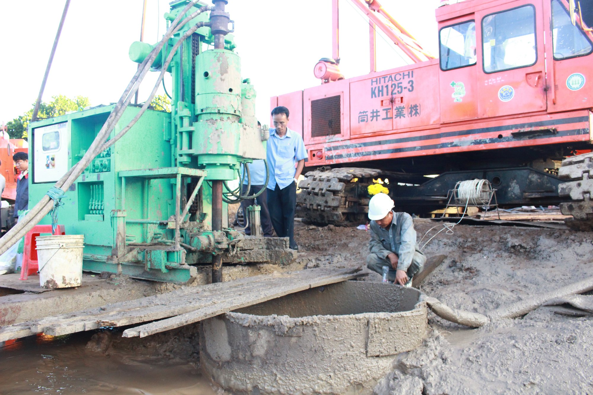 CHÙM ẢNH: 11 ngày đêm nỗ lực đưa bé trai lọt vào trụ bê-tông sâu 35m lên mặt đất - Ảnh 13.