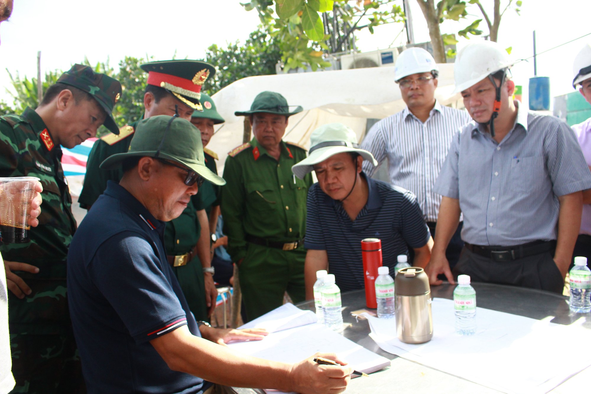 CHÙM ẢNH: 11 ngày đêm nỗ lực đưa bé trai lọt vào trụ bê-tông sâu 35m lên mặt đất - Ảnh 17.