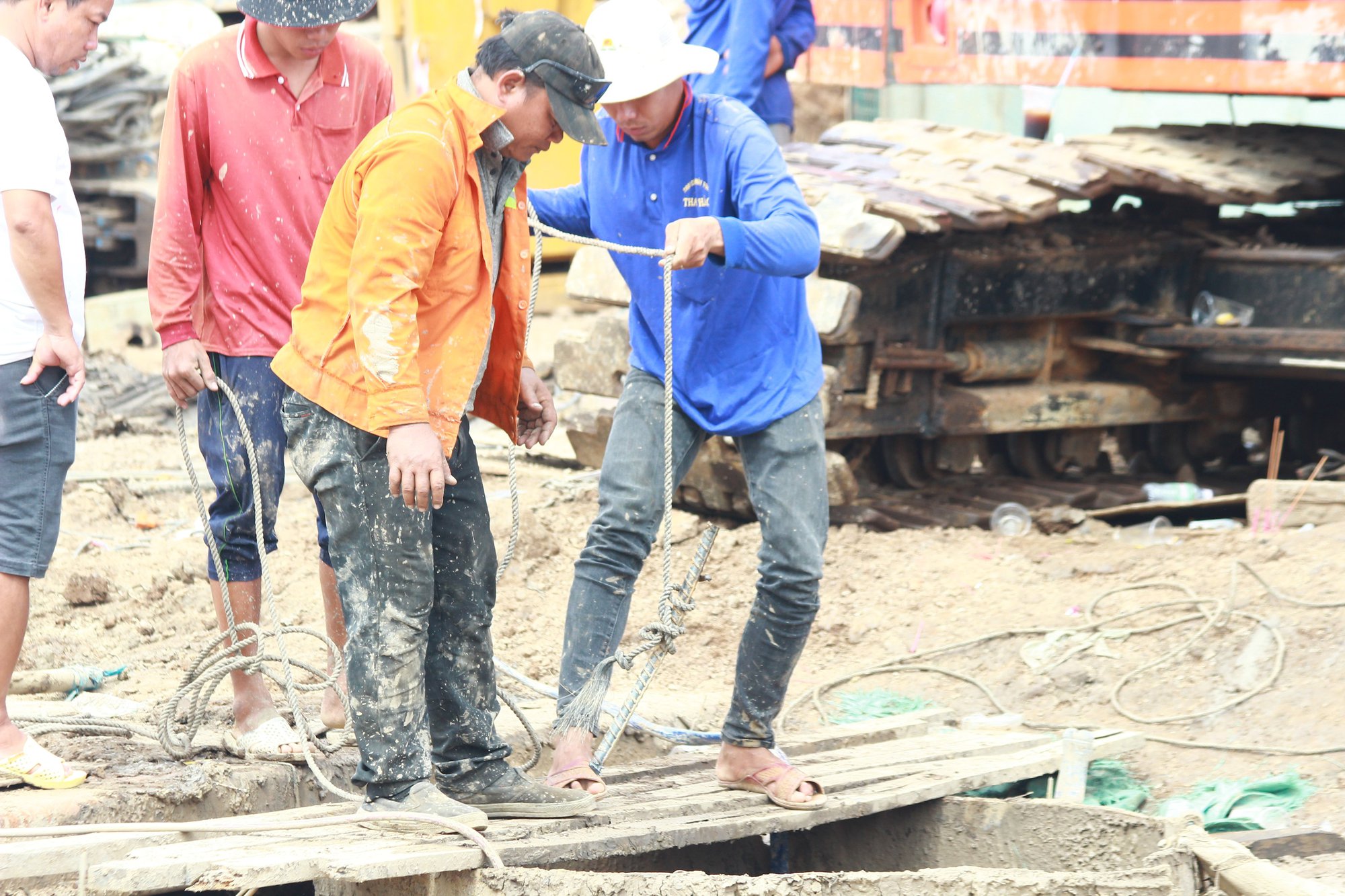 CHÙM ẢNH: 11 ngày đêm nỗ lực đưa bé trai lọt vào trụ bê-tông sâu 35m lên mặt đất - Ảnh 21.