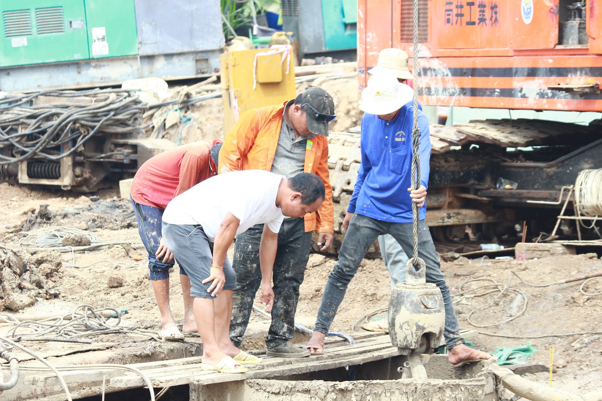 CHÙM ẢNH: 11 ngày đêm nỗ lực đưa bé trai lọt vào trụ bê-tông sâu 35m lên mặt đất - Ảnh 25.