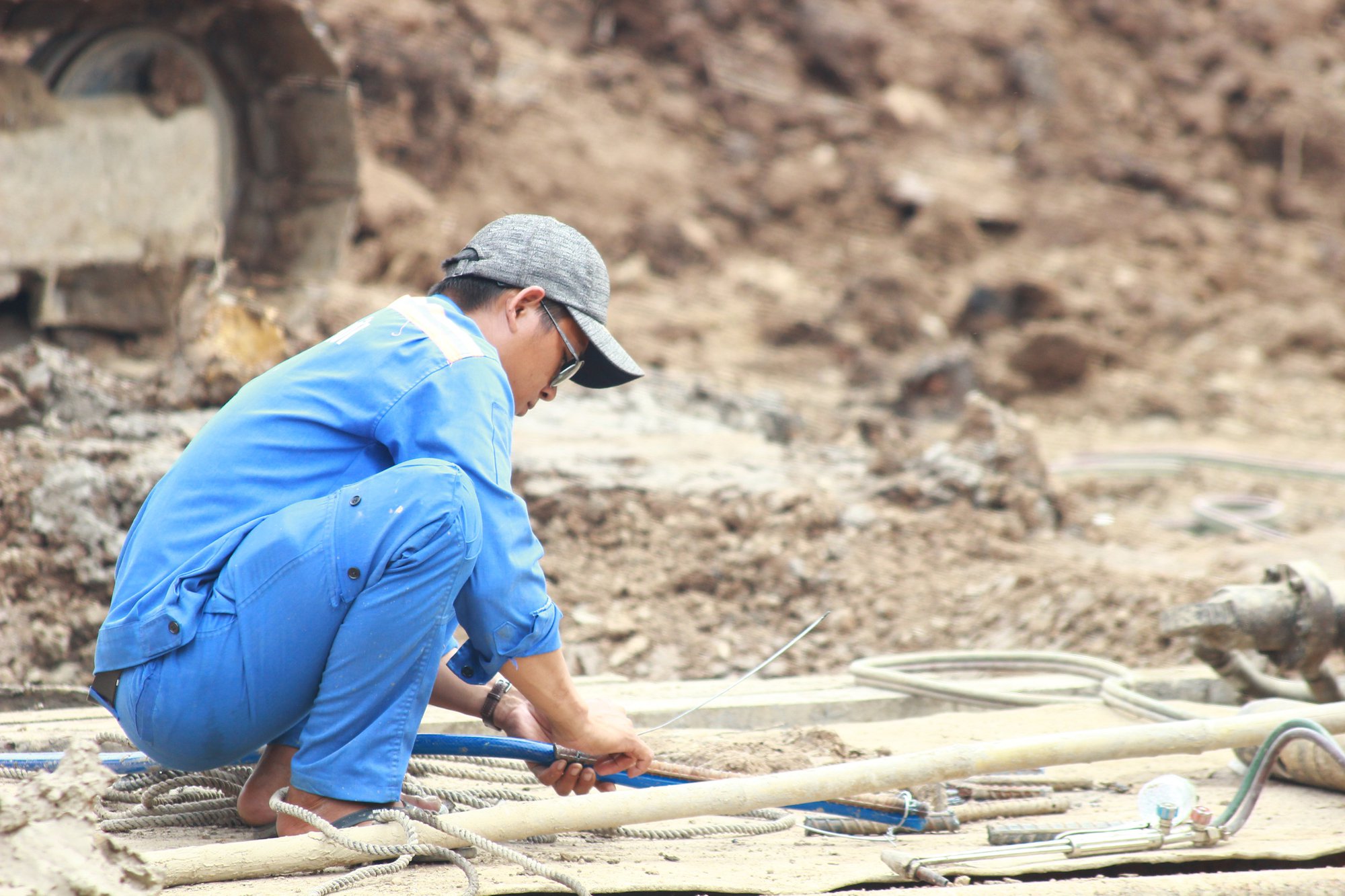 CHÙM ẢNH: 11 ngày đêm nỗ lực đưa bé trai lọt vào trụ bê-tông sâu 35m lên mặt đất - Ảnh 19.