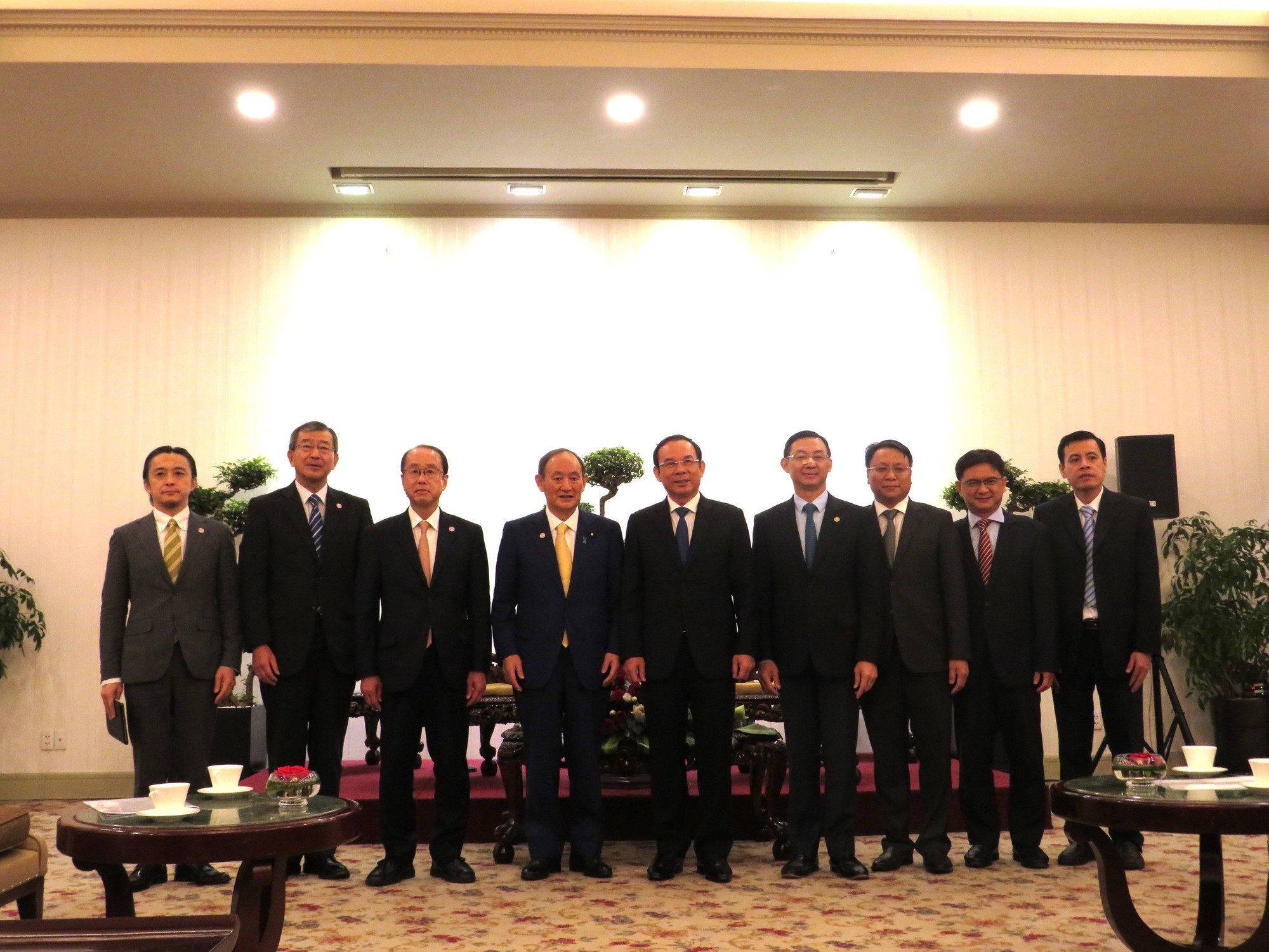 Bí thư Thành ủy TP HCM tiếp nguyên Thủ tướng Nhật Bản Suga Yoshihide - Ảnh 2.
