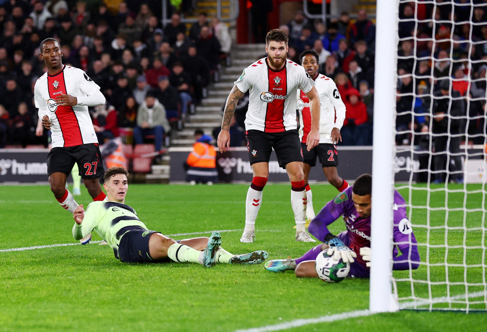 Man City thua sốc Southampton, dừng bước tứ kết League Cup - Ảnh 1.