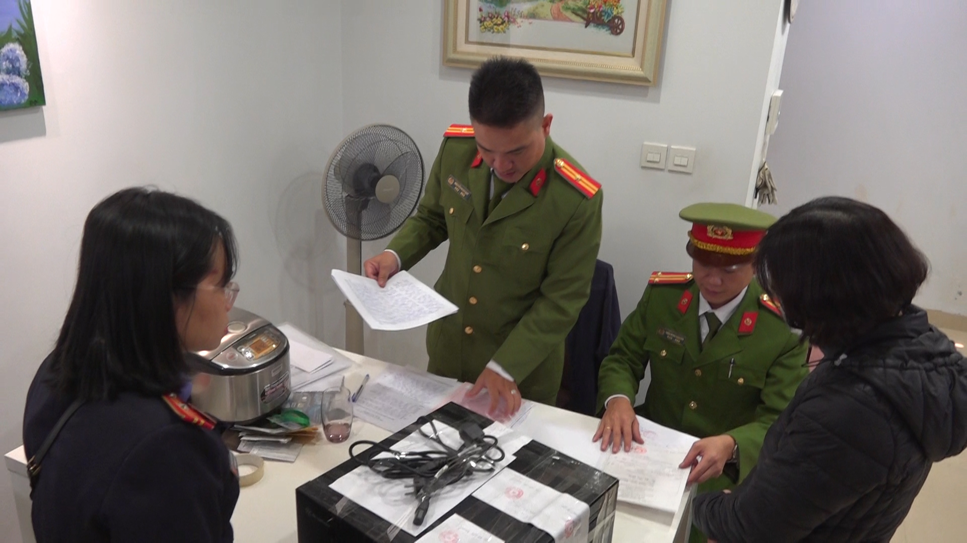 Loạt ảnh khám xét, bắt lãnh đạo Cục Đăng kiểm Việt Nam - Ảnh 11.