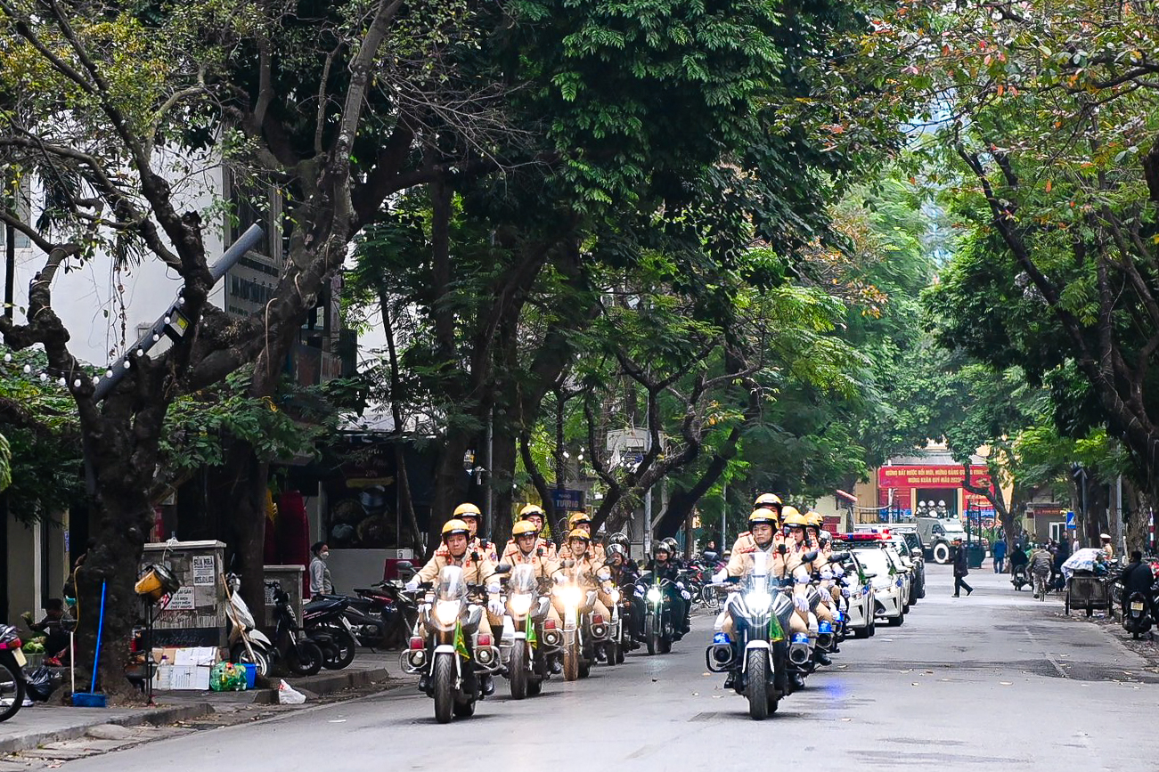 Công an Hà Nội ra quân đảm bảo an toàn dịp Tết Nguyên đán 2023 - Ảnh 1.