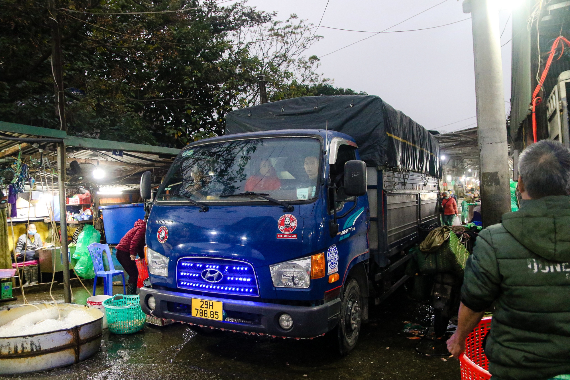 Chợ cá Yên Sở nhộn nhịp trước ngày ông Công - ông Táo - Ảnh 1.