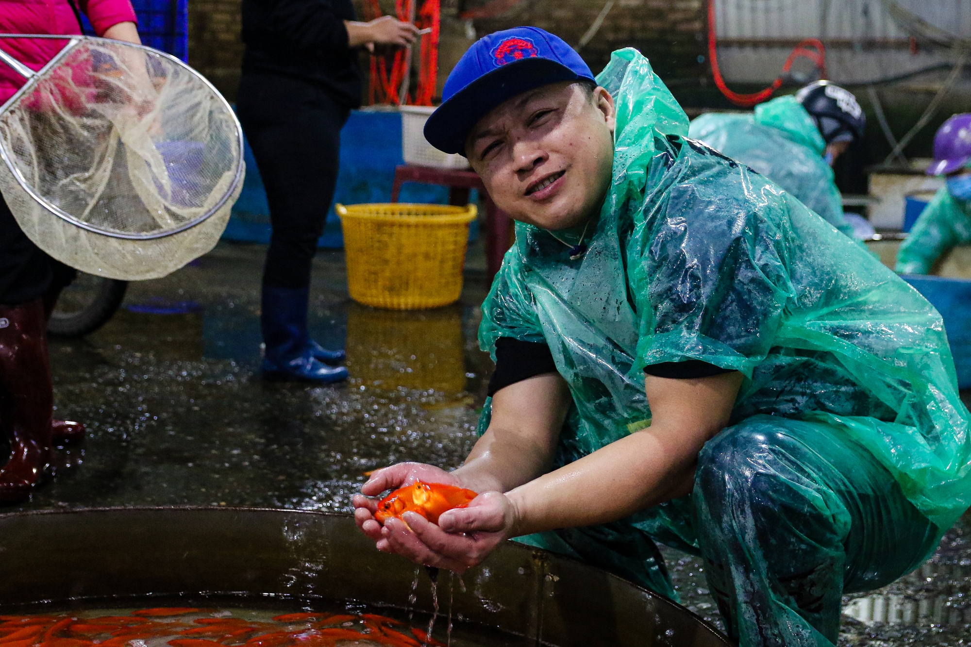 Chợ cá Yên Sở nhộn nhịp trước ngày ông Công - ông Táo - Ảnh 10.