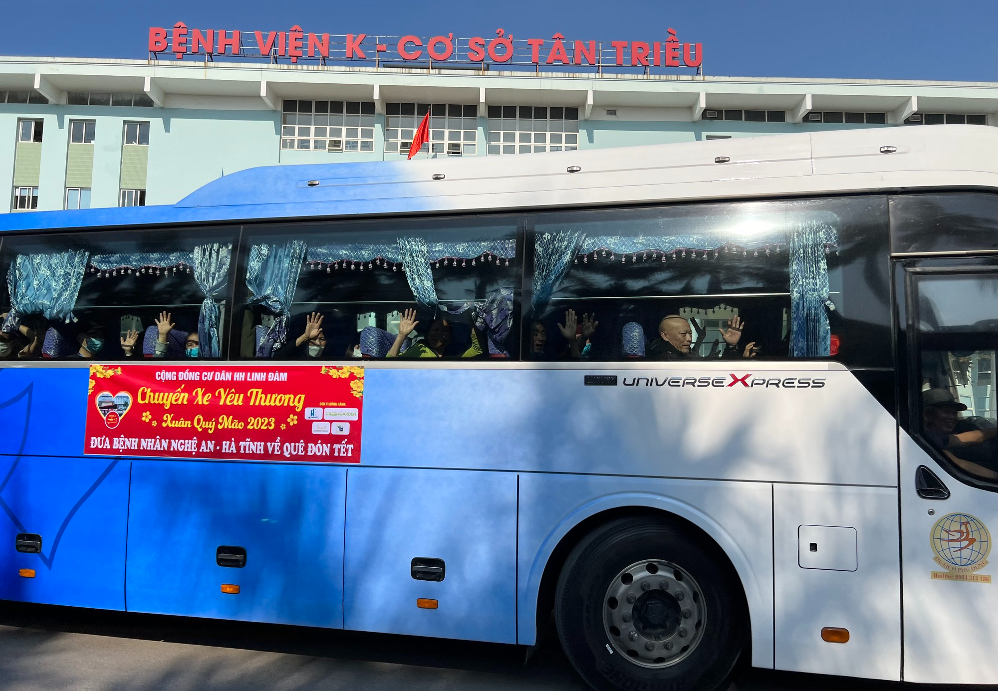 Những h&agrave;nh kh&aacute;ch đặc biệt tr&ecirc;n chuyến xe ấm &aacute;p - Ảnh 4.