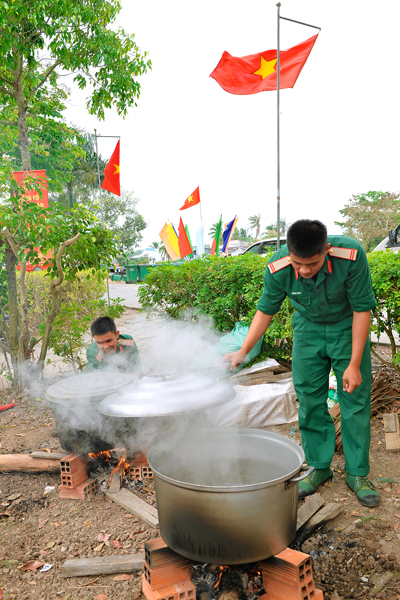 CUỘC THI ẢNH THIÊNG LIÊNG CỜ TỔ QUỐC: Ngày xuân thắm màu cờ - Ảnh 4.