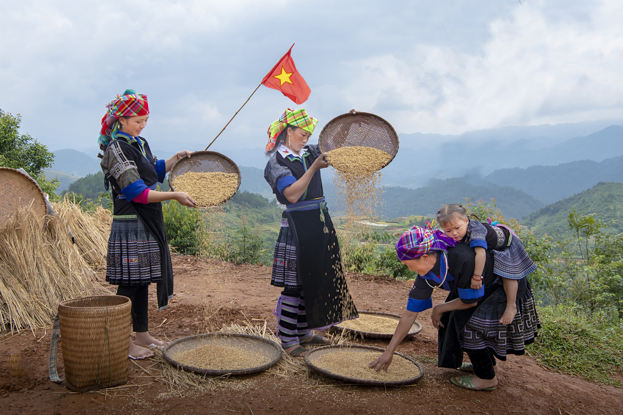 CUỘC THI ẢNH THIÊNG LIÊNG CỜ TỔ QUỐC: Ngày xuân thắm màu cờ - Ảnh 5.