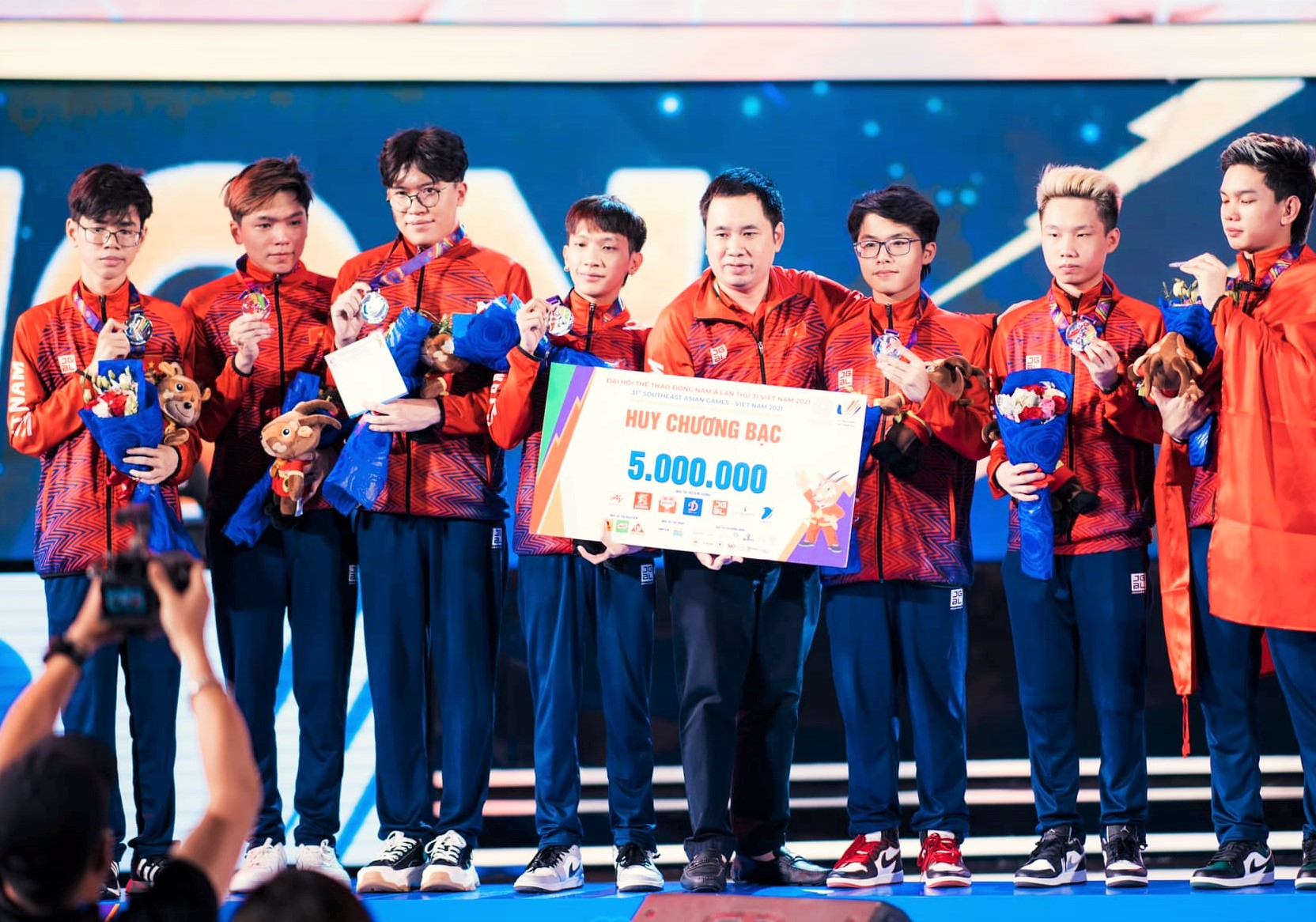 Nhìn lại 1 năm ấn tượng Esports Việt Nam - Ảnh 3.